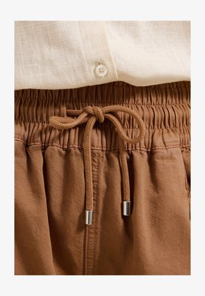 Friends Like These, REGULAR FIT - UTILITY SHIRRED TIE WAIST SHORT . - Træningsbukser - rust brown