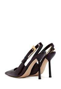 Zapatos de tacón tipo slingback en cuero sintético burdeos oscuro, con punta afilada, tacón stiletto delgado y acentos de hardware en tono dorado.