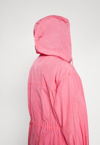 BOSS Tunn jacka - pink