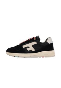 Schwarze Wildleder sneaker mit einem beigen Logo, strukturiertem Obermaterial und roten Schnürsenkeln. Verfügt über eine dicke cremefarbene Zwischensohle und farbliche Akzente an der Außensohle.