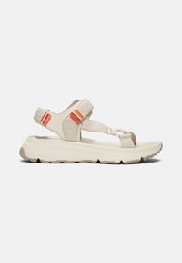 Sandali platform beige con design a strappi testurizzati, dotati di chiusure regolabili in Velcro e suola in gomma con motivi antiscivolo.