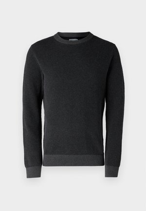 Sötét szürke kötött pulóver, textúrált felszínen, kerek nyakkivágással, bordás mandzsettákkal és alsó részével. Hosszú ujjú, klasszikus szabású.