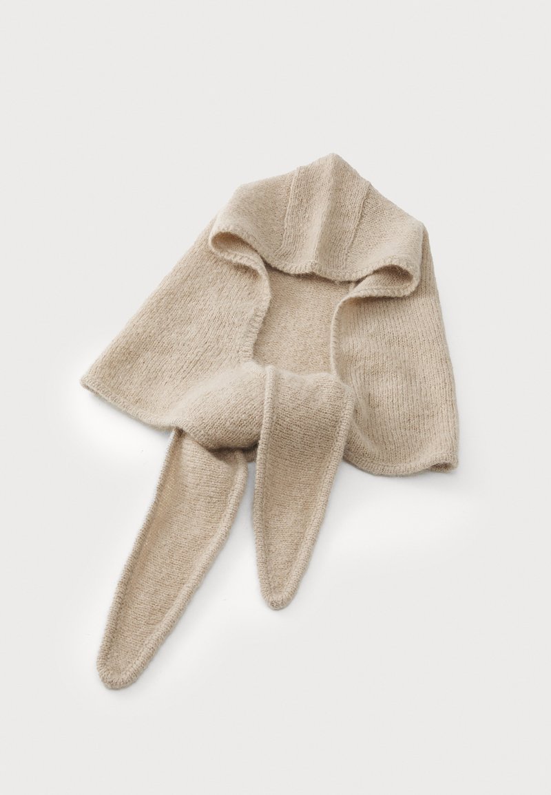 Beige strikket tørklæde med en blød tekstur, der har en bred halssektion og to forlengede ender. Fremstillet af et varmt, let materiale.