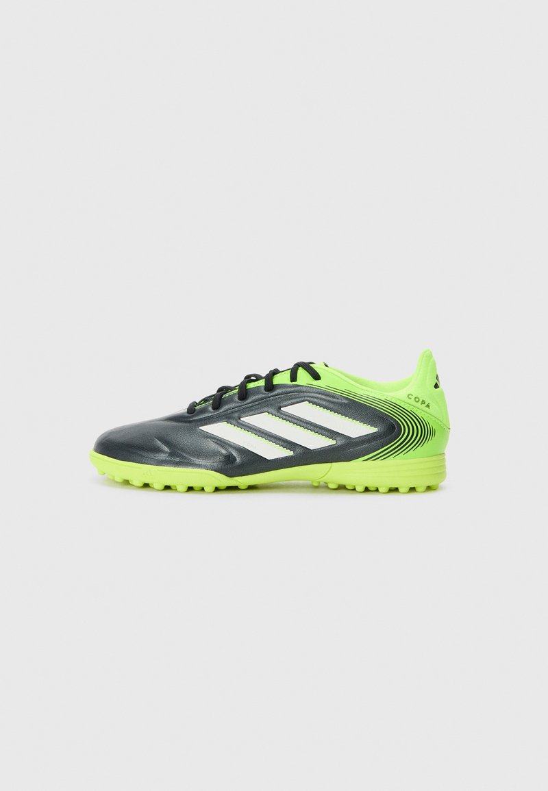 Chaussures de football noires et jaune fluo au design élégant, comportant trois rayures blanches, des surfaces texturées et des crampons en caoutchouc pour une meilleure accroche.