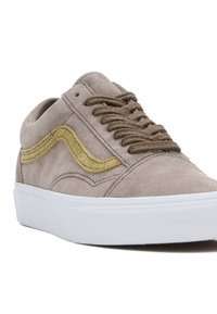 Sneakers in suede di un leggero taupe con una striscia laterale gialla testurizzata, dotati di lacci rotondi e una suola in gomma bianca.