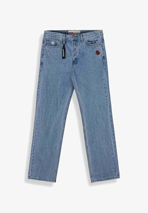 Lichtblauwe denim jeans met een losse pasvorm, voorzien van een rozenborduursel aan de voorkant en een zwart label met een schedelicoon.