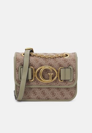 Sac bandoulière marron à motif avec chaîne dorée, fermoir logo doré, garniture vert olive et bandoulière réglable.