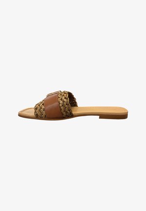 Sandales brunes à enfiler avec un dessus en paille tissée et une lanière en cuir lisse. Semelle plate avec un motif minimaliste, mettant en avant un design décontracté.