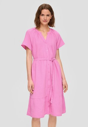 Rosa Hemdblusenkleid aus strukturiertem Stoff. Mit kurzen Ärmeln, einem gerafften Ausschnitt und einem gebundenen Gürtel in der Taille. Ausgestellter Rock.