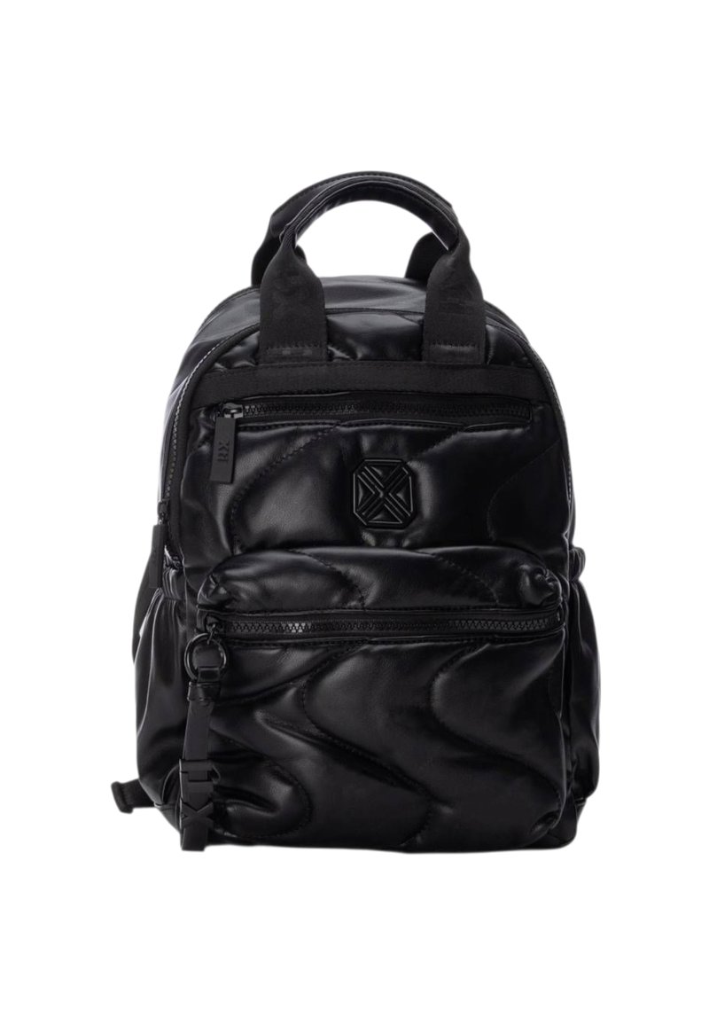 Zaino nero trapuntato con texture imbottita, tasca frontale con zip, doppi manici superiori e logo frontale. Design compatto e strutturato.