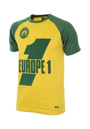 Geel-groen sportshirt met korte mouwen met de tekst "7 EUROPE 1" en het Football Club de Nantes-logo op de borst, en een "COPA"-label vlak bij de zoom.