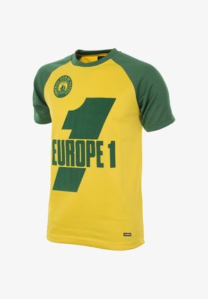 Maglietta sportiva gialla e verde a maniche corte con scritta «7 EUROPE 1» e logo del Football Club de Nantes sul petto, e etichetta «COPA» vicino all'orlo.