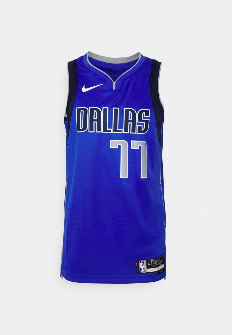 Niebieski koszulka do koszykówki z napisem "DALLAS" i numerem "77" w białym kolorze, logo Nike z przodu, materiał siatkowy, bez rękawów i metki NBA.