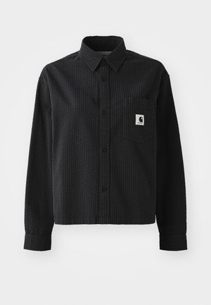 Camisola preta de mangas compridas com um padrão de waffle texturizado, frente abotoada, colarinho e um bolso no peito com um patch de logotipo.