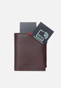 Portafoglio in pelle marrone con protezione RFID, dal design elegante e con interno rosso a contrasto. Fessure per carte visibili con carte parzialmente inserite.