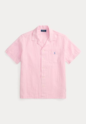 Chemise à manches courtes rose clair avec boutons sur le devant, une poche avant ornée d'un petit logo bleu brodé, et un col classique.