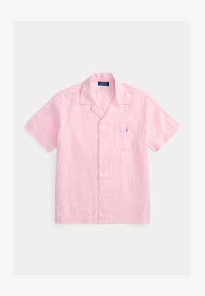 Roza majica s kratkimi rokavi in gumbi, spredaj z žepom, na katerem je mali moder vezeni logotip, ter klasičnim ovratnikom.