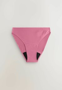 Różowy dół bikini o gładkim wykończeniu, z czarnymi bocznymi panelami. Materiał wydaje się gładki i elastyczny, zaprojektowany dla dopasowanego kroju.