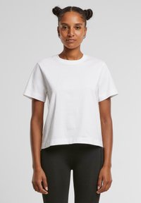 T-shirt blanc à manches courtes et col rond en coton. Présente une coupe décontractée et courte, et a une texture lisse sans motifs ni accents.