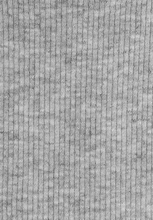 Szary materiał prążkowany o teksturowanej powierzchni, z pionowymi liniami i subtelnymi różnicami w odcieniu, idealny do odzieży lub tapicerki.