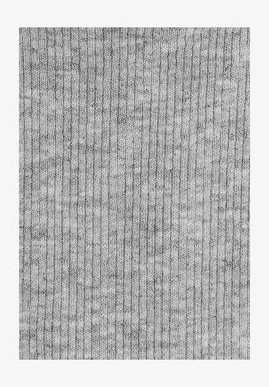 Szary materiał prążkowany o teksturowanej powierzchni, z pionowymi liniami i subtelnymi różnicami w odcieniu, idealny do odzieży lub tapicerki.