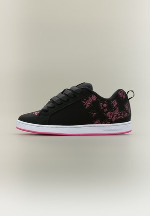 Sort lavt sneakers med pink paisley mønster, sorte snørebånd, hvid mellemsål og pink ydersål, sidevisning på neutral baggrund.