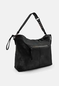 Borsa a tracolla in pelle nera con una texture morbida, una tasca frontale con zip e una tracolla larga e regolabile con dettagli borchiati.