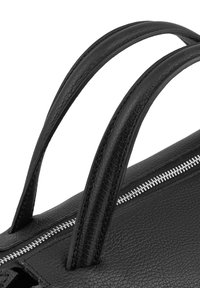 Sac à main en cuir noir avec anses arrondies, surface texturée et accent de fermeture éclair argentée le long de l'ouverture supérieure.