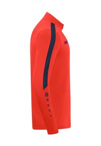 Maglia sportiva rossa a maniche lunghe con colletto alto, strisce laterali blu, tessuto strutturato e quattro bottoni decorativi sulla manica.