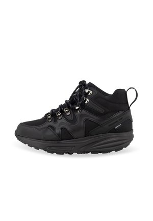 Zapatilla alta negra de tela y goma, con ojetes metálicos, un collar acolchado, acentos laterales texturizados y una suela acanalada.