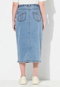 Sininen farkkukankainen midi-hame, jossa on kireä vyötärö ja kaksi takataskua koristeompeleilla sekä suora leikkaus.