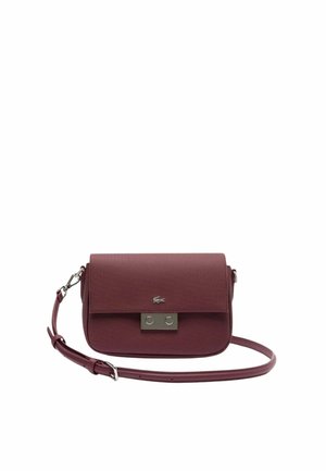 Sac bandoulière bordeaux avec une finition texturée, quincaillerie en argent et fermeture à rabat. Il dispose d'une bandoulière ajustable pour plus de polyvalence.