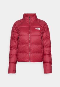 Chaqueta acolchada roja tipo puffer con cremallera frontal, dos bolsillos laterales con cremallera y cuello alto, con el logo de The North Face en el pecho.