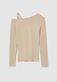 Beige Langarmoberteil mit einem freiliegenden Schulterbereich. Glatte Textur, minimalistisches Design und eine Bindeschleife auf der freien Seite.