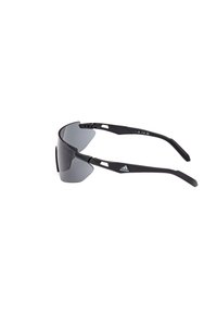 Ochelari de soare sport negri cu un design înfășurător, lentile gri și brațe texturate negre, având un logo și accente unghiulare.