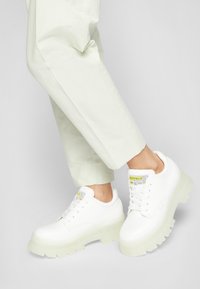 Buffalo ASPHA  - Sapatos casuais com atacadores - white