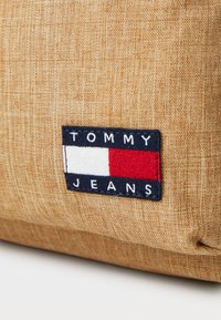 Tommy Jeans DAILY SEASONAL BACKPACK UNISEX - Mugursoma - natural khaki