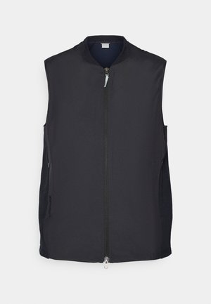 Czarna bezrękawnik z wysokim kołnierzem, zamek błyskawiczny z przodu i kieszeniami po bokach. Gładka tekstura i sportowy design, odpowiedni do noszenia w warstwach.