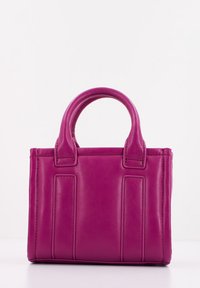 Pequeño bolso de mano en cuero magenta vibrante, que presenta un diseño estructurado, dos asas cortas y detalles de costura vertical.