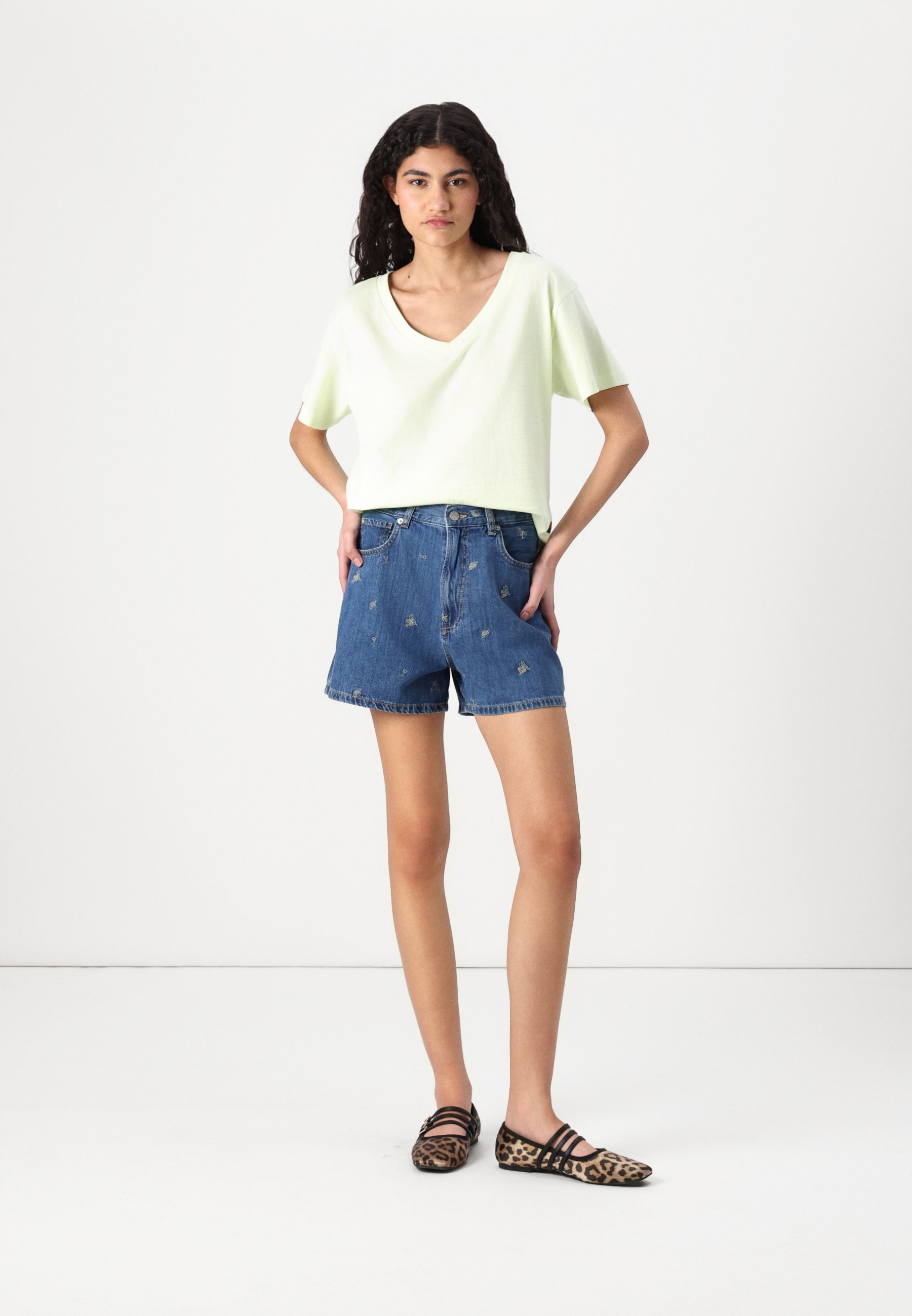 売れ筋商品|||ジースター Tシャツ レディース トップス OPEN V RELAXED - Basic T-shirt - bright pistache OVERSIZED COTTON T-SHIRT - LIGHT GREEN | COS
