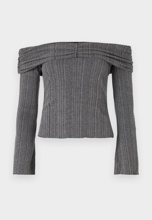 Off-shoulder top in gestructureerde grijze stof met verticale strepen, voorzien van lange mouwen en geplooide details rond de halslijn.