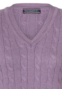 Maglione a V in morbido knit lavanda, con motivi a treccia e scollo a costine. Etichetta del brand "Felix Hardy" visibile all'interno.