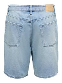 Short en jean bleu clair avec deux poches plaquées à l'arrière et une étiquette de marque en cuir marron clair à la taille.