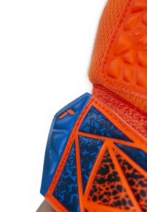 Orangenfarbener strukturierten Stoff mit blauen Gummiapplikationen und geometrischen Mustern. Verfügt über ein markantes dreieckiges Design und kontrastierende Farben.