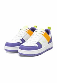 Zapatillas blancas con acentos morados y naranjas, que cuentan con un upper de cuero suave, forro de malla y suela de goma blanca con un dibujo distintivo.