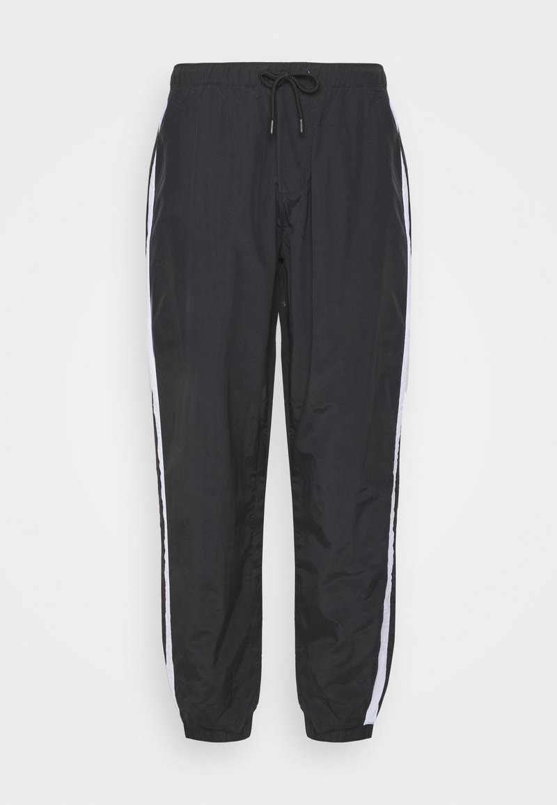 Černé sportovní kalhoty vyrobené z lehkého materiálu, s páskem na stažení v pase a bílými bočními pruhy podél vnějších švů. Elastické manžety na kotnících.