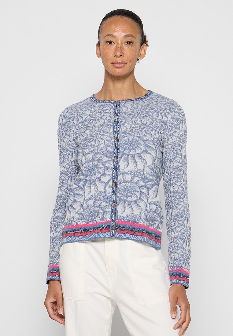 Gilet en tricot avec un motif floral bleu, col rond et fermeture à boutons. Présente des rayures décoratives roses et bleues à l'ourlet.