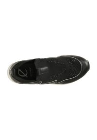 Scarpa sportiva nera con parte superiore in mesh, fascia elastica sul punto di attacco, punta liscia e dettagli bianchi lungo i lati.