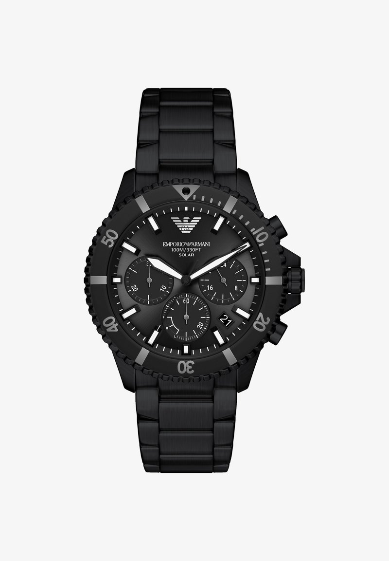 Schwarze, solarbetriebene Emporio Armani Uhr mit rundem Gehäuse, strukturiertem Lünetten, Chronographenzifferblättern und einem Metallarmband.