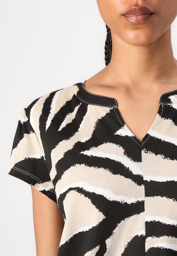 ALLOVERPRINTED - Print T-shirt - abstract beige3